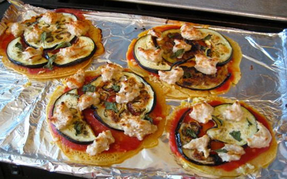   مصر اليوم - تحضير بيتزا بالباذنجان والجبن