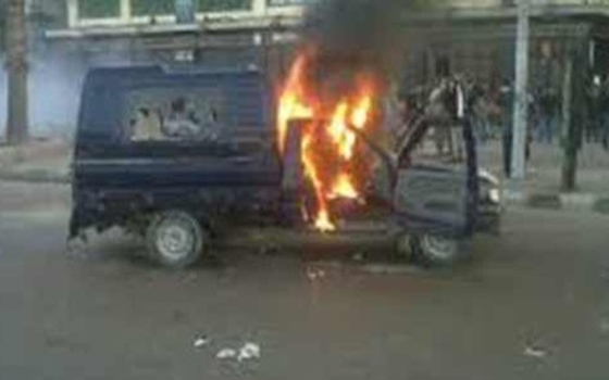 مصر اليوم - حبس5 متهمين بحرق سيارة شرطة على ذمة التحقيقات