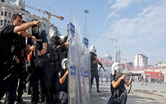   مصر اليوم - السلطات التركية تخصص 25 ألف شرطي لتأمين ذكرى جيزي بارك