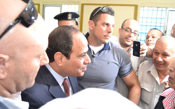   مصر اليوم - منصور ومحلب والسيسي وصباحي يدلون بأصوتهم في اليوم الأول من الانتخابات الرئاسيّة