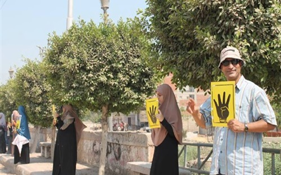 مصر اليوم - سلسلة بشريّة لأنصار المعزول في البحيرة تنديدًا بحكم الإعدام