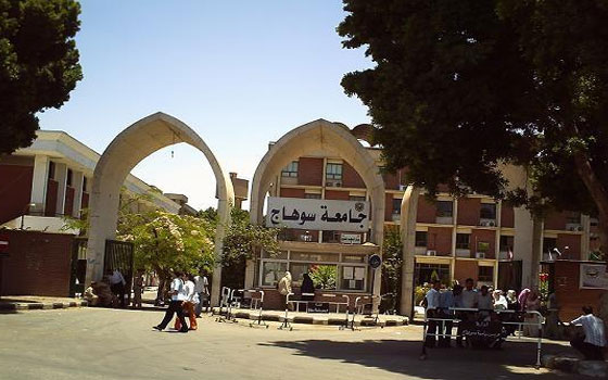   مصر اليوم - كليّة آداب سوهاج تمنح شهادات تقدير لمصنّفي مكتبة التراث