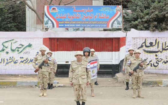   مصر اليوم - سكّان المعادي يصطفّون أمام المقار قبل ساعة من انطلاق الانتخابات