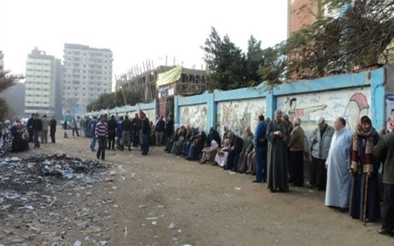   مصر اليوم - توقيف سيدة توزّع طعام سام أمام مدرسة الزيتون