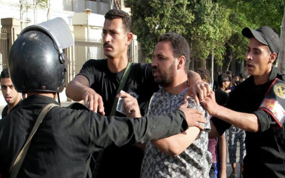 مصر اليوم - اعتقال 2 من أنصار مرسي لاتهامهم باقتحام منزل في بني سويف