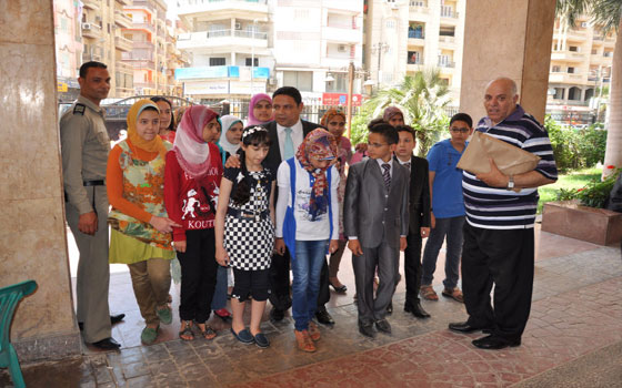   مصر اليوم - محافظ البحيرة يُكرّم أوائل الشهادة الابتدائيّة