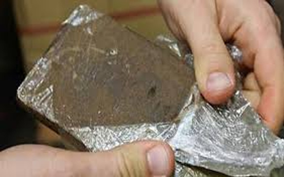   مصر اليوم - ضبطُ 34 قرص مخدر وقطعتيّن حشيّش في سوهاج