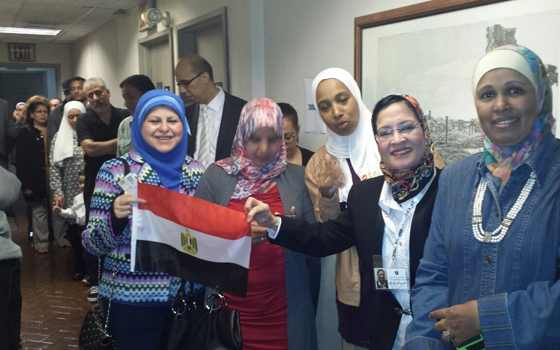 مصر اليوم - 140 ألف مصري في الخارج يدلون بأصواتهم في الانتخابّات الرئاسيّة حتى الآن