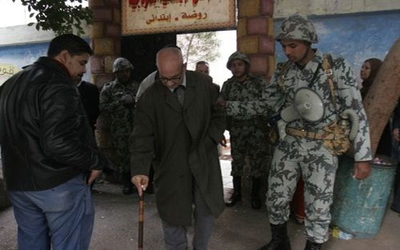   مصر اليوم - قوّات التأمين تسيطر على اللّجان الانتخابيّة في الجمهوريّة