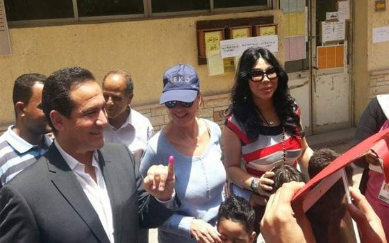   مصر اليوم - فنانو ومطربو مصر يُدلون بأصواتهم في اليوم الأول لانتخابات الرِّئاسة