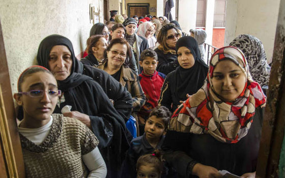   مصر اليوم - إقبال كثيف على لجان القاهرة ومروحيات تحلق في سماء مدينة نصر