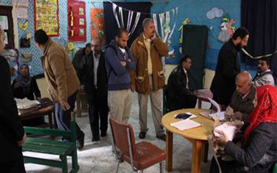   مصر اليوم - القضاة يمنعون دخول بعض المشرفين إلى اللّجان الانتخابيّة في فايد