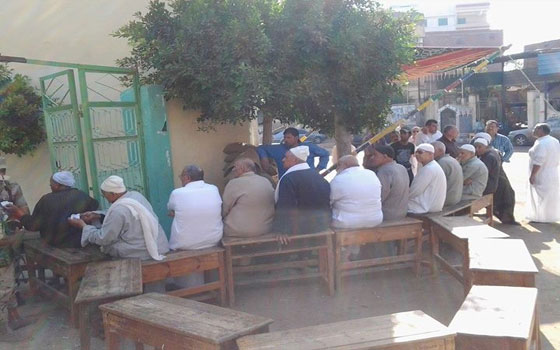   مصر اليوم - سيارات حزب النور تنقل الناخبين في دمياط إلى اللجان