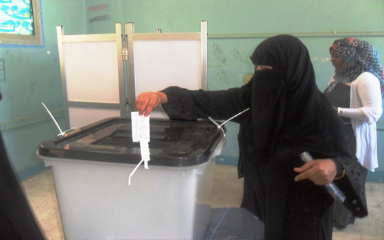 مصر اليوم - إقبال متوسط على اللجان الانتخابيّة في شمال سيناء