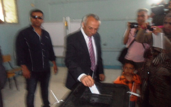   مصر اليوم - حرحور يتفقد سير الانتخابات الرئاسيّة في شمال سيناء