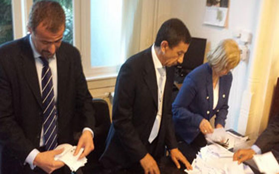   مصر اليوم - القضاة يتسلمون أوراق الاقتراع قبل ساعة من فتح اللجان الخاصة بالإنتخابات الرئاسية