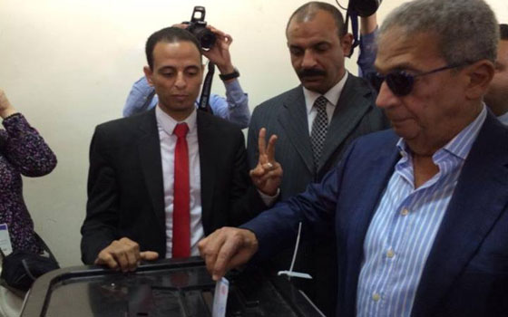   مصر اليوم - عمرو موسى يدلي بصوته في الانتخابات الرئاسيّة المصريّة