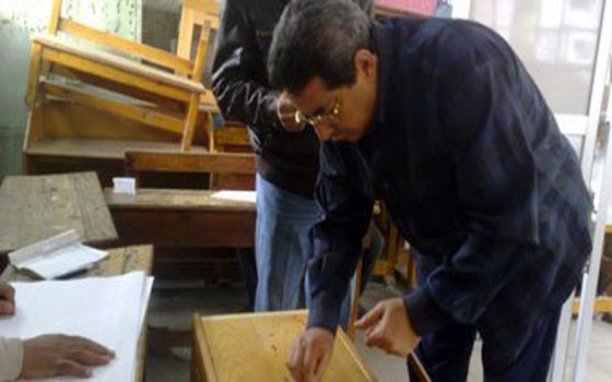 مصر اليوم - صناديق انتخابيّة إضافية للجنة مدرسة السيدة خديجة بنت خويلد في العريش