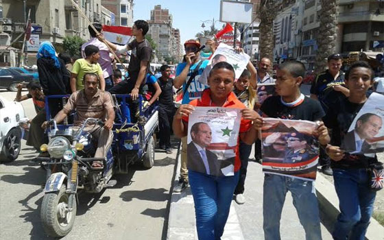 مصر اليوم - أنصار السيسى يطوفون شوارع السويس لتأييده