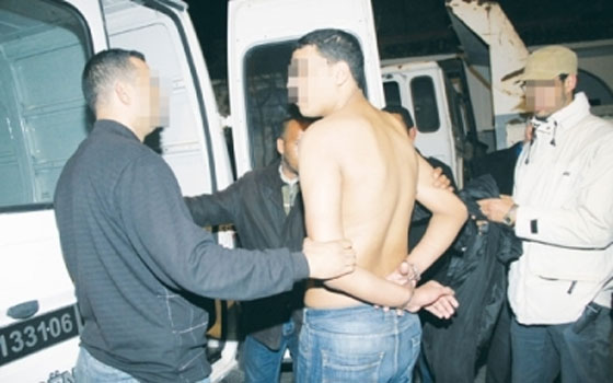   مصر اليوم - توقيف 6 شواذ جنسيًّا يُمارسون الرَّذيلة في مصر الجديدة