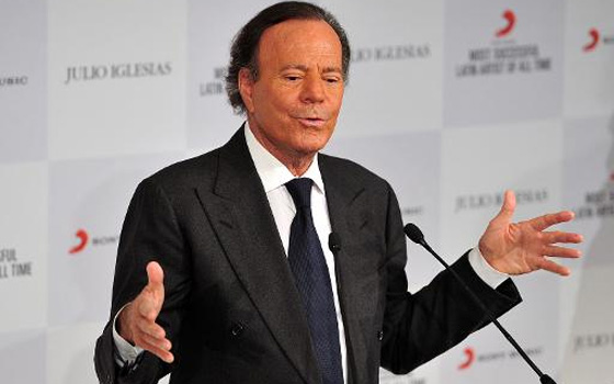   مصر اليوم - خوليو إغليسياس معجب بالمغني النمسوي الملتحي المتشبه بالجنس الآخر