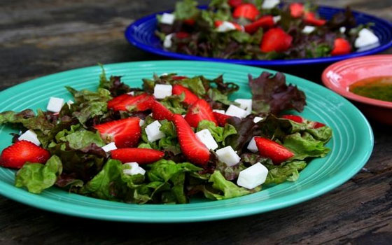   مصر اليوم - سلطة الجرجير بالفراولة