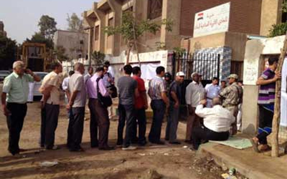 مصر اليوم - توافد أهالي الدرب الأحمر على اللجان الانتخابيّة قبل فتحها