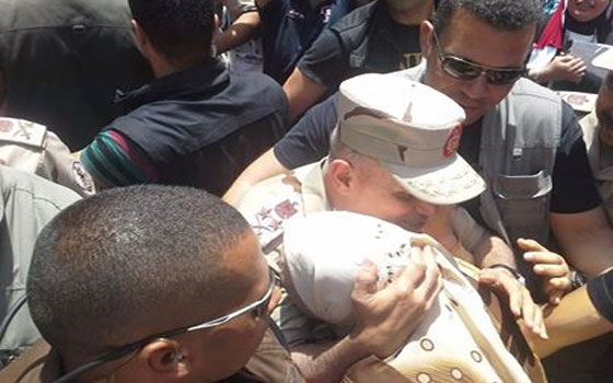   مصر اليوم - المصريون يبدون عزوفًا عن لجان الاقتراع في الهرم والدقي والجيزة صباح الثلاثاء