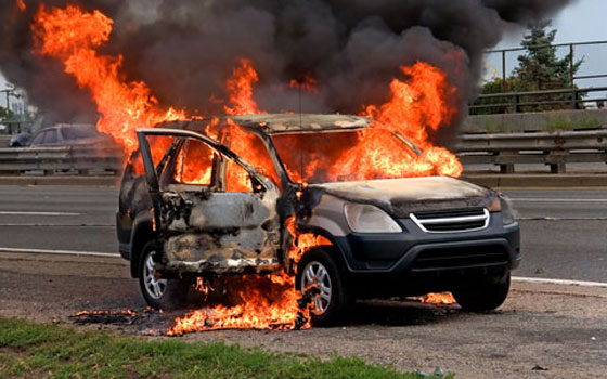 مصر اليوم - إحراق سيارة محقق قانوني مؤيد للسيسي في بني سويف