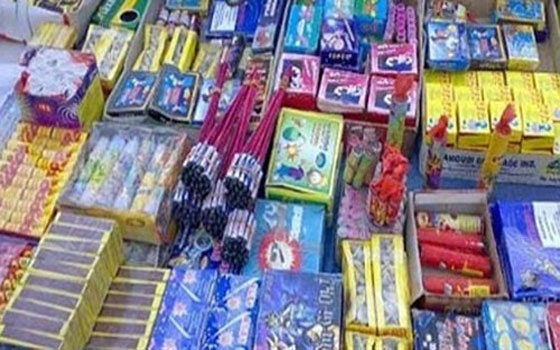 مصر اليوم - ضبط سيارة محملة بشماريخ وألعاب نارية أمام إحدى اللجان في المنوفية