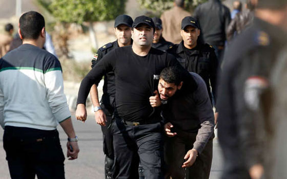 مصر اليوم - توقيف 6 من أنصار مرسي لتصويرهم اللجان الانتخابية في بني سويف