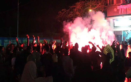 مصر اليوم - تفريق مجموعة ملثَّمة ألقت الشَّماريخ على لجنة انتخابيَّة