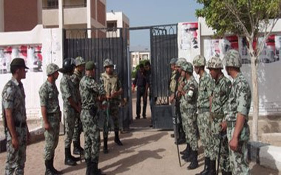   مصر اليوم - قوَّات الجيش والشُّرطة يتسلّمان المقرَّات الانتخابيَّة بعد تشميع الصناديق