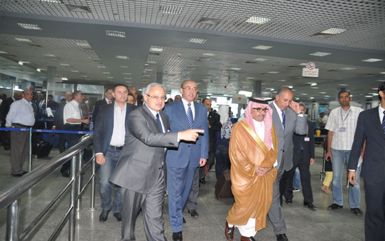   مصر اليوم - وزير السياحة المصري يتقدّم مستقبلي الطائرة الأولى الآتيّة من جدّة إلى الغردقة