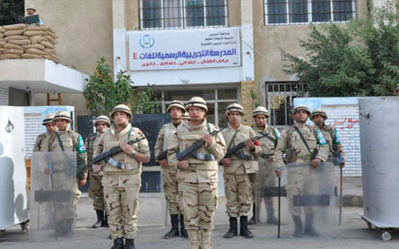   مصر اليوم - توقيف مواطن صوَّر قوات الجيش والشُّرطة أمام إحدى لجان الجيزة