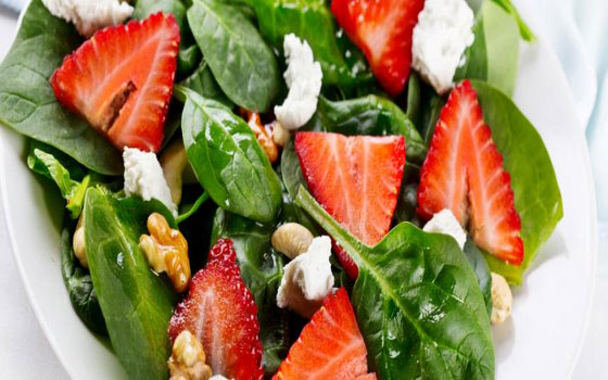   مصر اليوم - سلطة السبانخ بالفراولة