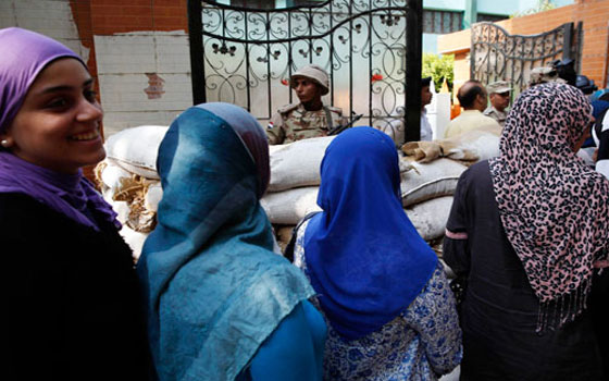   مصر اليوم - السيدات يشكلن الأغلبية في لجان الانتخابات في مدينة نصر