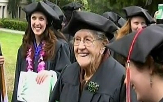   مصر اليوم - سيدة أميركية تتخرج من الجامعة بعد 75 عامًا من الموعد الأصلي