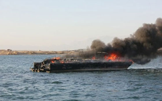   مصر اليوم - إنقاذ 3 أشخاص من الموت في حريق التهم مركبًا نيلية