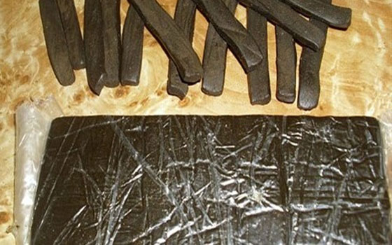   مصر اليوم - ضبط 18 قطعة مُخدَّرات بحوزة 4 أشخاص في سوهاج