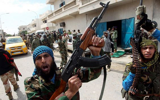 مصر اليوم - أنسحاب المجموعات المسلحة من أمام مديرية الأمن ببنغازى