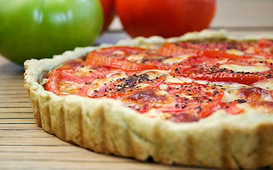   مصر اليوم - فطيرة الجبن الشيدر بالطماطم والريحان