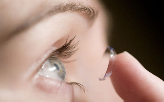  مصر اليوم - ارتداء العدسات اللاصقة بشكل مستمر يعرض العين لأخطار