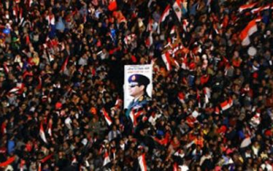 مصر اليوم - مئات المصريين يتوافدون على ميدان التحرير للاحتفال بفوز السيسي