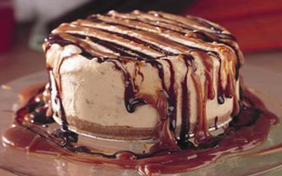   مصر اليوم - كيكة الآيس كريم باللوز كراميل