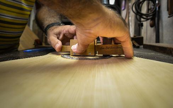   مصر اليوم - صانعو الالات الوترية في كوبا قدراتهم محدودة لكن شغفهم كبير