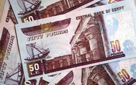 مصر اليوم - مساعدات الخليج وانتعاش الإقتصاد يهدِّدان السوق السوداء للعملة في مصر