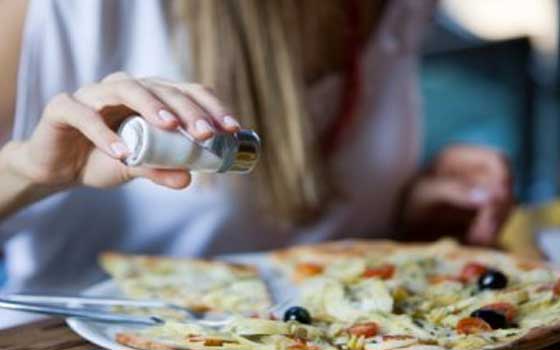 مصر اليوم - دراسة: كثرة الملح في الطعام تضر بالعظام