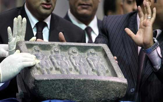   مصر اليوم - مصر تسترد من ألمانيا قطعة أثرية مهربة من الأقصر منذ القرن الماضي