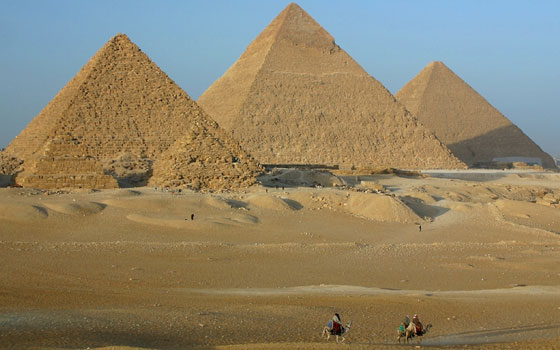   مصر اليوم - صور تظهر نقل عمال وأثريين لتماثيل أحد المقابر في منطقة آثار الهرم